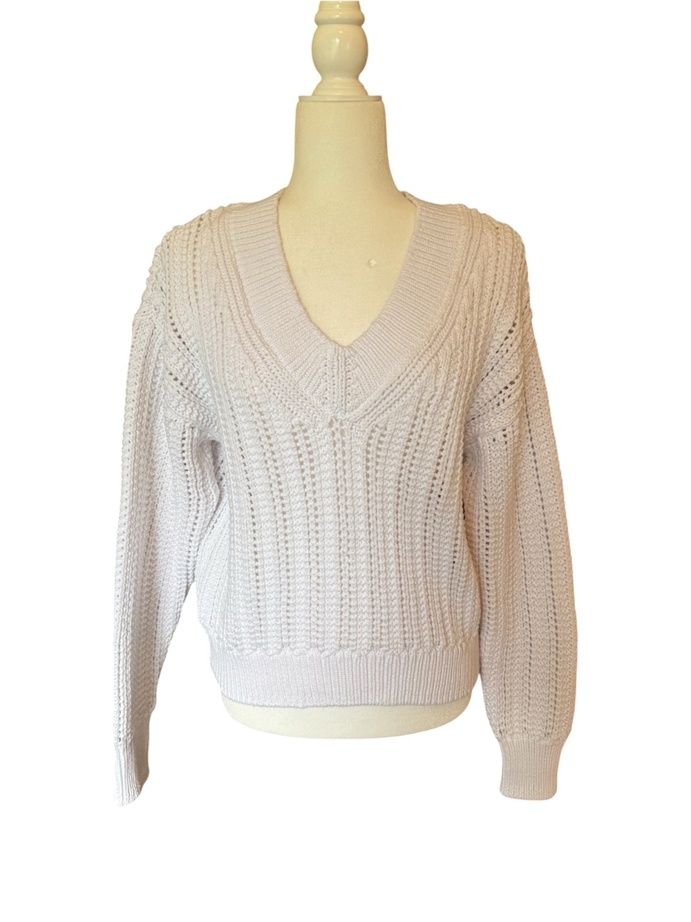 Evereve Women's V-Neck Cable Knit Sweater - white